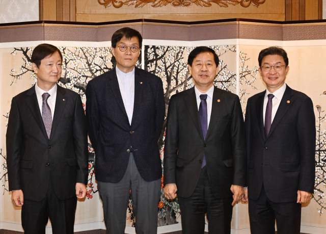 14일 서울 종로구 정부서울청사에서 열린 시장상황점검회의 시작에 앞서 이찬진(왼쪽부터) 금융감독원장, 이창용 한국은행 총재, 구윤철 부총리 겸 기획재정부 장관, 이억원 금융위원장이 기념 촬영하고 있다. 사진제공=기획재정부