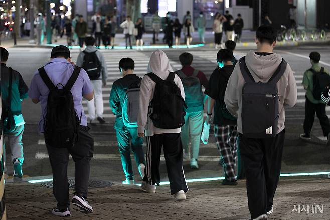 늦은 저녁 서울 대치동 학원가에서 학생들이 횡단보도 보행신호를 기다리고 있다. ⓒ시사IN 박미소