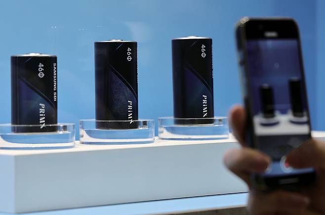 3월5일 서울 강남구 코엑스에서 열린 인터배터리 2025의 삼성SDI 부스에서 관람객이 원형 배터리 사진을 찍고 있다. ⓒ연합뉴스