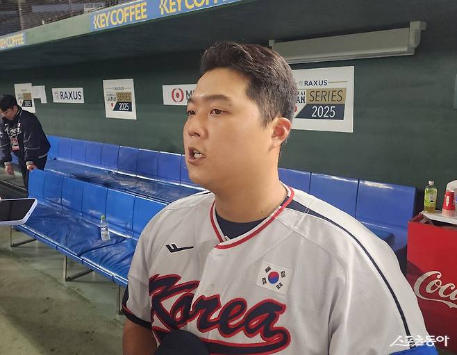 한동희(사진)는 ‘K-베이스볼 시리즈’가 열린 도쿄서 롤모델 이대호를 만나 아낌없는 칭찬을 받았다. 갈고닦은 기량을 국제경기와 내년 증명하겠다는 각오다. 도쿄|박정현 기자