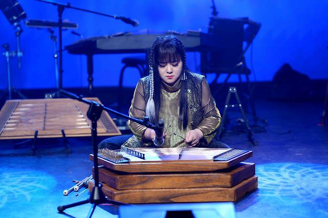 양금을 연주하고 있는 윤은화. 그의 다이내믹한 연주 방식은 ‘얌전한 멜로디 악기’로 인식되던 양금에 전혀 다른 이미지를 입혀 놓았다.