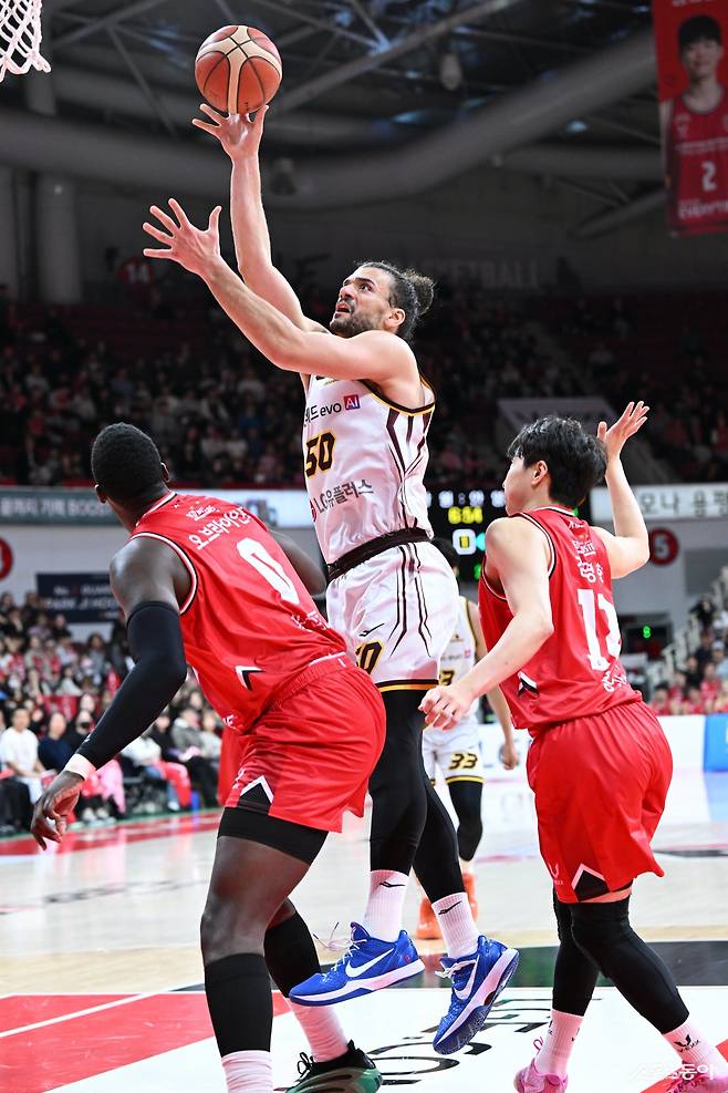 LG 아셈 마레이(가운데)가 16일 안양 정관장 아레나에서 열린 정관장전에서 조니 오브라이언트(왼쪽) 등 상대 수비를 피해 골밑 공격을 시도하고 있다. 사진제공|KBL