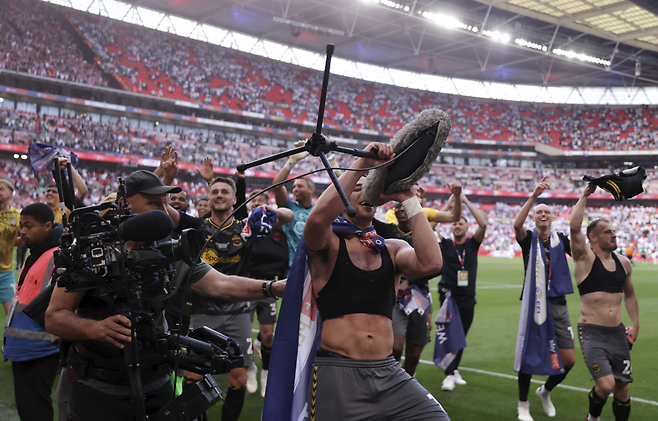 2024년 5월 26일 영국 런던 웸블리 스타디움에서 열린 EFL 챔피언십 플레이오프 결승전에서 리즈 유나이티드를 꺾고 프리미어리그 승격을 확정한 뒤 TV 마이크를 들고 환호하는 사우스햄튼의 아담스. 게티이미지