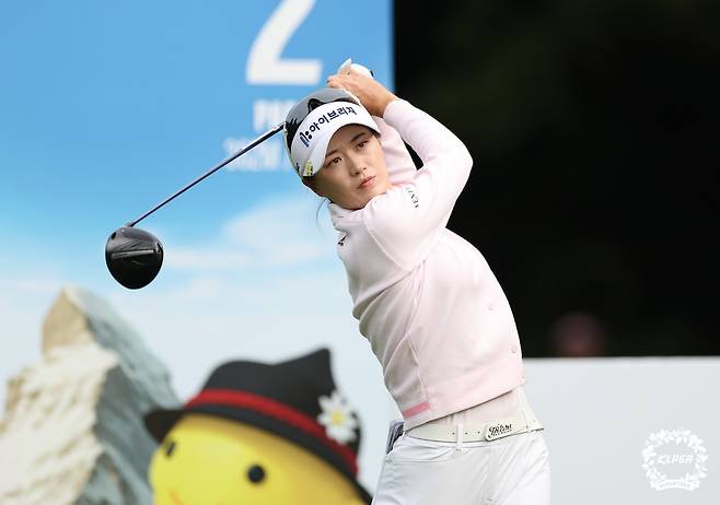 한빛나가 지난달 30일 열린 KLPGA 투어 에쓰오일 챔피언십 1라운드 도중 2번 홀에서 티샷을 하고 있다. KLPGA 제공