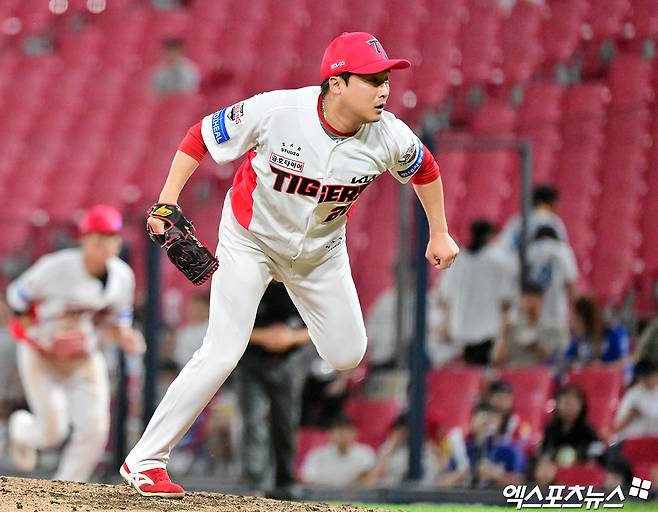 10일 오후 광주기아챔피언스필드에서 열린 '2025 신한 SOL Bank KBO리그' 삼성 라이온즈와 KIA 타이거즈의 경기, 6회초 KIA 이준영이 공을 힘차게 던지고 있다. 엑스포츠뉴스 DB