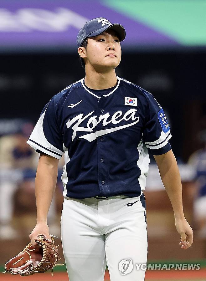 더그아웃 향하는 정우주 (서울=연합뉴스) 이동해 기자 = 9일 오후 서울 구로구 고척스카이돔에서 열린 '2025 네이버 K-BASEBALL 시리즈' 대한민국과 체코의 평가전.
5회말 정우주가 등판, 이닝을 마무리 지은 뒤 더그아웃으로 향하고 있다. 2025.11.9 eastsea@yna.co.kr