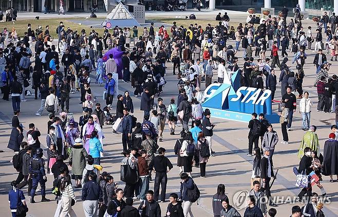 벡스코 광장 가득 메운 지스타 관람객들 (부산=연합뉴스) 손형주 기자 = 14일 오후 부산 해운대구 벡스코 광장이 지스타2025에 참가한 관람객들로 북적이고 있다. 2025.11.14 handbrother@yna.co.kr