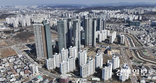 삼성전자 평택 2공장 5라인 공사 재개 발표로 평택 고덕신도시의 지역 경제가 다시 살아나는 분위기다. 사진은 지난 2월 평택시 삼성전자 고덕캠퍼스의 전경. /경인일보DB