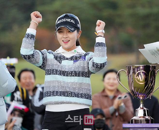 박현경이 16일 마우나오션CC에서 열린 위믹스 챔피언십에서 데일리베스트를 기록한 뒤 기뻐하고 있다. (사진=이데일리 골프in 조원범 기자)
