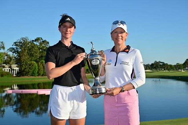 우승한 린 그랜트(왼쪽)와 주최자 안니카 소렌스탐(사진=AFPBBNews)