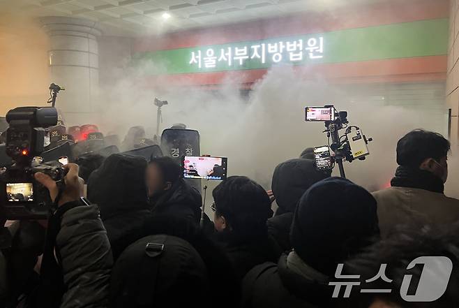 19일 새벽 윤석열 대통령에 대한 구속영장이 발부되자 서울 서부지법에 지지자들이 진입해 소화기를 뿌리며 난동을 부리고 있다. 2025.1.19/뉴스1 ⓒ News1 김민수 기자