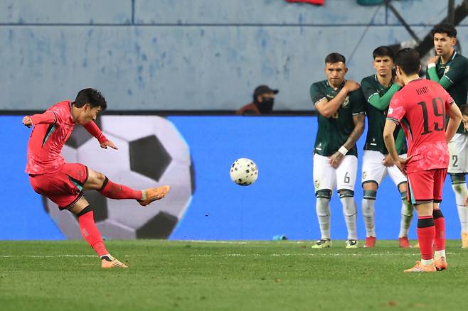 축구대표팀 손흥민이 지난 14일 대전월드컵경기장에서 열린 남자축구 국가대표 평가전 대한민국 대 볼리비아의 경기에서 손흥민이 프리킥으로 선제골을 넣고 있다. 사진 | 대전=연합뉴스