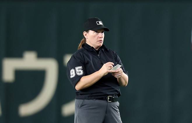 16일 일본 도쿄돔에서 열린 2025 K베이스볼 시리즈 대한민국과 일본의 평가전. 메이저리그(ML) 최초 여성 심판인 젠 파월 2루심이 메모하고 있다. 사진 | 연합뉴스