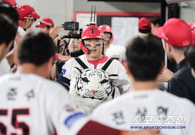 11일 광주 기아챔피언스필드에서 열린 KIA와 롯데의 경기. 4회 롯데 나균안 상대 동점 3점 홈런을 날린 KIA 최형우. 광주=송정헌 기자songs@sportschosun.com/2025.09.11/