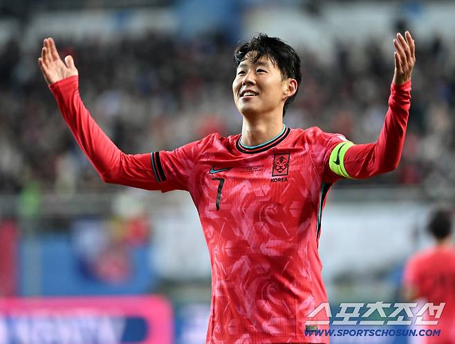 14일 대전월드컵경기장에서 열린 대한민국과 볼리비아의 A매치 평가전. 손흥민이 프리킥 선제골을 터뜨리고 기쁨을 나누고 있다. 대전=허상욱 기자wook@sportschosun.com/2025.11.14/
