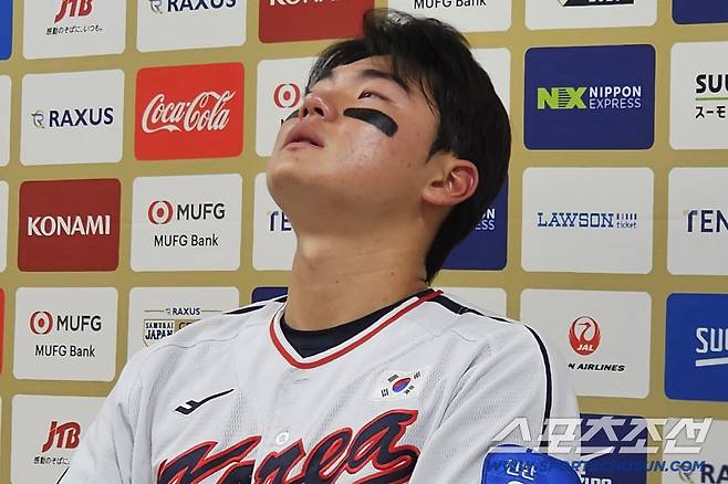 한국야구대표팀 김주원이 16일 일본과의 평가전서 9회말 동점 솔로포를 치고 기자회견장에서 외조부상을 당한 상황에서 이번 시리즈를 치렀다고 말하며 눈시울을 붉히고 있다. 도쿄=권인하 기자