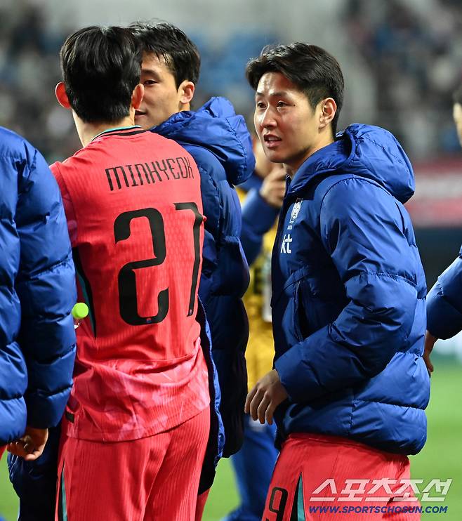 14일 대전월드컵경기장에서 열린 대한민국과 볼리비아의 A매치 평가전. 대한민국이 2대0으로 승리했다. 이강인이 양민혁과 이야기를 하고 있다. 대전=허상욱 기자wook@sportschosun.com/2025.11.14/