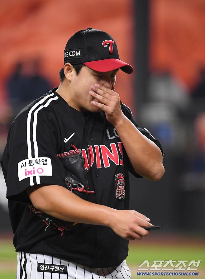 30일 대전 한화생명볼파크에서 열린 LG와 한화의 한국시리즈 4차전. 7회말 등판했지만 2실점한 장현식이 강판되고 있다. 대전=정재근 기자 cjg@sportschosun.com/2025.10.30/