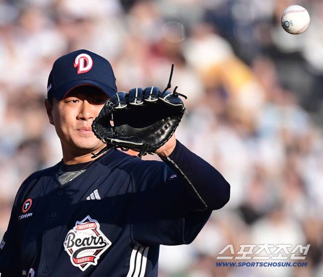 22일 인천 SSG랜더스필드에서 KBO리그 개막전 SSG와 두산의 경기가 열렸다. 8회말 SSG 오태곤에게 역전 투런홈런을 허용한 두산 이영하. 인천=송정헌 기자songs@sportschosun.com/2025.03.22/