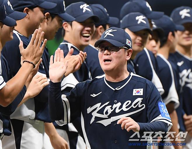 9일 서울 고척스카이돔에서 열린 한국과 체코의 야구대표팀 평가전. 류지현 감독이 선수들의 환영을 받고 있다. 고척=정재근 기자 cjg@sportschosun.com/2025.11.9/
