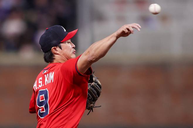 ATLANTA, GEORGIA - SEPTEMBER 26: Ha-Seong Kim #9 of the Atlanta Braves throws a runner out at first against the Pittsburgh Pirates in the third inning at Truist Park on September 26, 2025 in Atlanta, Georgia. Brett Davis/Getty Images/AFP (Photo by Brett Davis / GETTY IMAGES NORTH AMERICA / Getty Images via AFP)
<저작권자(c) 연합뉴스, 무단 전재-재배포, AI 학습 및 활용 금지>