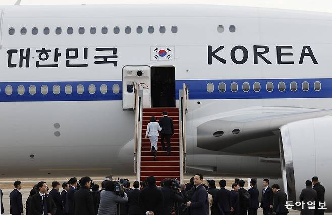 남아공 G20 정상회의 참석을 위해 출국하는 이재명 대통령과 김혜경 여사가 17일 성남 서울공항에서 공군 1호기에 오르고 있다. 성남=송은석 기자 silverstone@donga.com