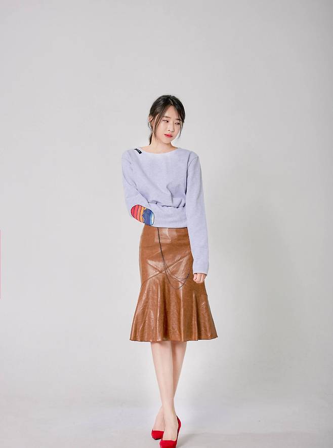 2020년 강지현 대표가 자신이 디자인한 아이스토리 티셔츠를 입고 모델로 섰다. 오른팔 소매에 새겨진 문양은 백두산 개마고원을 상징하는 그만의 ‘아이브랜드’다.