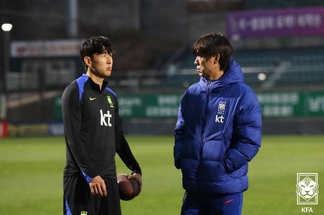16일 김포솔터축구장에서 열린 가나전 대비 비공개 훈련 중 대화를 나누고 있는 대표팀 손흥민(왼쪽)과 홍명보 감독. 사진=대한축구협회