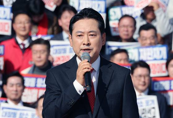 장동혁 국민의힘 대표가 12일 오전 국회 본청 앞 계단에서 열린 ‘대장동 일당 7400억 국고 환수 촉구 및 검찰 항소 포기 외압 규탄대회’에서 발언을 하고 있다. 임현동 기자