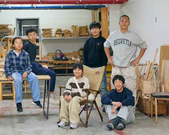 성미산학교를 찾은 이한호(왼쪽에서 첫 번째) 학생기자·고가람(왼쪽 세 번째) 학생모델·이시온(왼쪽 네 번째) 학생기자가 재학생 이서준(왼쪽 두 번째)·이대훈(맨 오른쪽 위)·태경을 만나 학교생활부터 마을공동체에 관해 얘기했다.