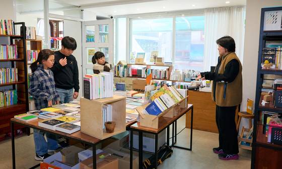 사단법인 사람과 마을의 남미영 활동가(오른쪽) 설명을 들으며 동네책방 개똥이네 책놀이터를 둘러봤다.