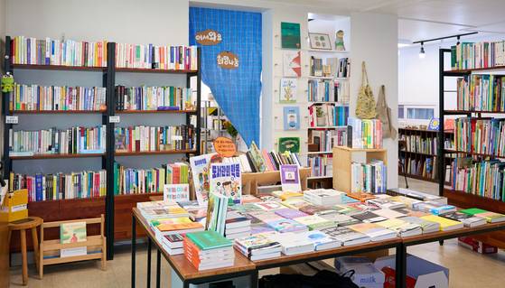 책방의 문을 열면 신간부터 그림책까지 어린이와 어른이 함께 즐길 수 있는 다양한 책들이 반긴다.