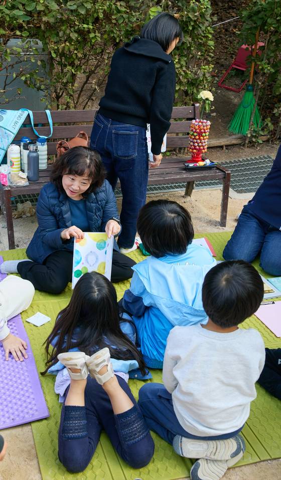 성미산마을의 4개 방과후가 모인 ‘2025 돗자리 책소풍’에 참여한 아이들이 각종 활동을 하고 있다.