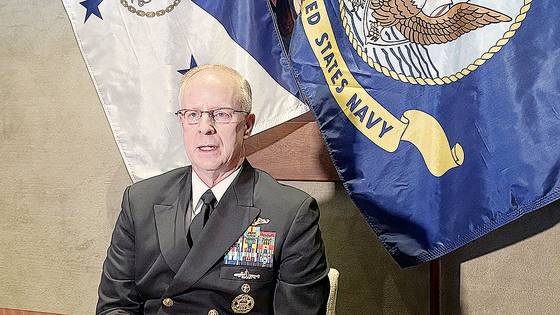 대릴 커들 미국 해군참모총장은 지난 14일 서울 그랜드 하얏트 호텔에서 진행한 기자간담회에서 한국이 핵추진잠수함(핵잠) 건조 추진을 공식화한 것에 대해 ″그 잠수함이 중국을 억제하는 데 활용되리라는 것은 자연스러운 예측″이라고 말했다. 사진 국방부기자단