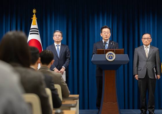 이재명 대통령이 14일 서울 용산 대통령실 청사에서 한·미 팩트시트 타결 결과를 발표하고 있다. 사진 대통령실