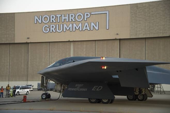 B-2 스피릿 스텔스 핵 폭격기 측면