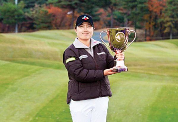 홍정민이 16일 경북 경주시 마우나오션 컨트리클럽에서 열린 한국여자프로골프(KLPGA) 이벤트 대회 ‘위믹스 챔피언십’에서 우승한 뒤 우승 트로피를 들어보이고 있다. 대회조직위원회 제공