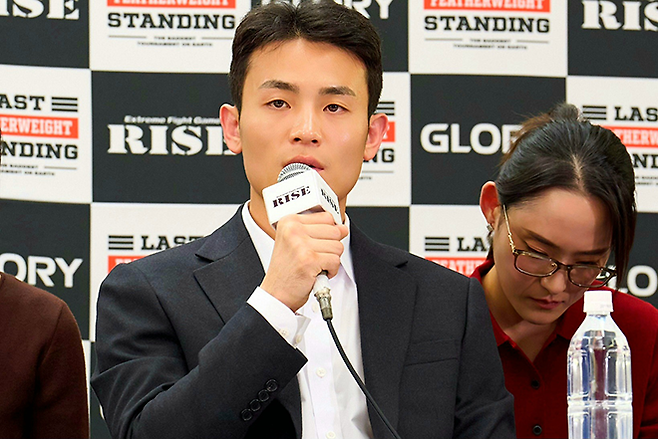 국제무에타이연맹 동아시아선수권대회 동메달리스트 조산해가 2025년 11월 일본 도쿄 료고쿠 고쿠기칸 킥복싱 슈퍼파이트 전날 기자회견에서 제4대 라이즈 67.5㎏ 챔피언 우사미 히데 메이슨을 상대하는 각오를 밝히고 있다. 사진=RISEクリエーション株式会社