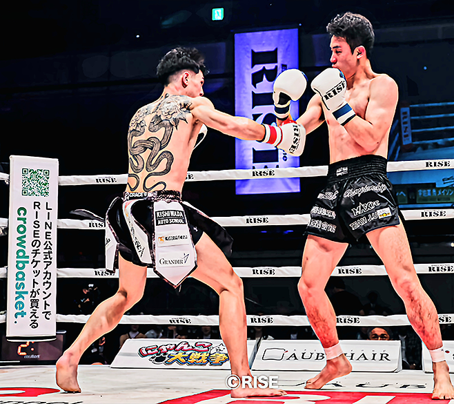 제4대 라이즈 67.5㎏ 챔피언 우사미 히데 메이슨이 2025년 11월 일본 도쿄 료고쿠 고쿠기칸 킥복싱 슈퍼파이트 2라운드 국제무에타이연맹 동아시아선수권대회 동메달리스트 조산해에게 허점을 노출하고 있다. 사진=RISEクリエーション株式会社