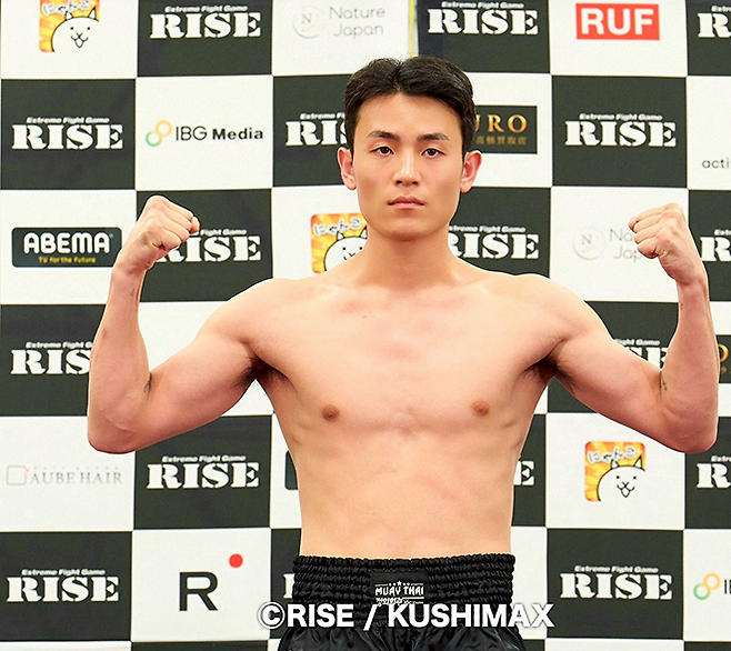 국제무에타이연맹 동아시아선수권대회 동메달리스트 조산해가 2025년 11월 일본 도쿄 료고쿠 고쿠기칸 킥복싱 슈퍼파이트 전날 공개 계체 행사 촬영에 응하고 있다. 사진=RISEクリエーション株式会社