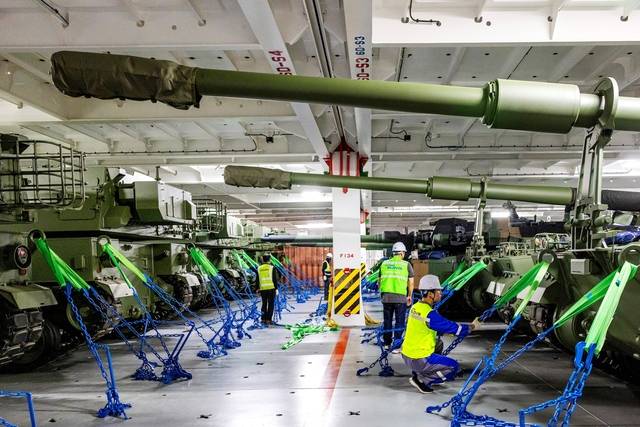 현대글로비스 자동차운반선 내 화물 데크(적재 공간)에 K9 자주포들이 선적되어 있는 모습. 현대글로비스 제공