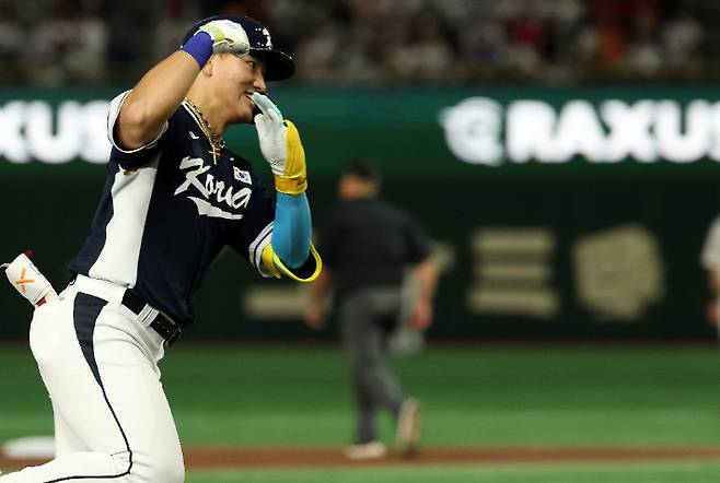 15일 일본 도쿄돔에서 열린 2025 K베이스볼 시리즈 대한민국과 일본의 평가전. 4회말 무사 1루 안현민이 선제 투런홈런을 쏘아올린 뒤 그라운드를 돌고 있다. 연합뉴스