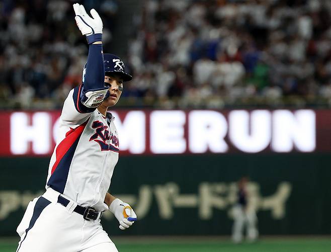 16일 일본 도쿄돔에서 열린 2025 K베이스볼 시리즈 대한민국과 일본의 평가전. 9회말 2사 주자없는 상황 김주원이 동점 솔로홈런을 쏘아올린 뒤 그라운드를 돌고 있다. 연합뉴스