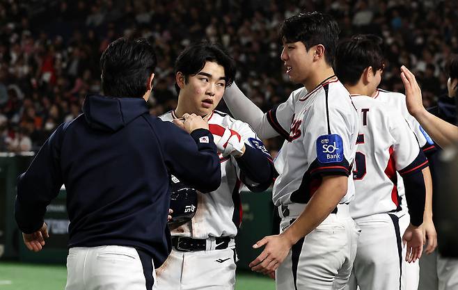 16일 일본 도쿄돔에서 열린 월드베이스볼클래식(WBC) 대비 평가전 '2025 케이 베이스볼 시리즈(K-BASEBALL SERIES)' 일본과의 2차전 경기. 4회말 2사 1,2루 상황 신민재의 적시타로 득점한 2루 주자 문현빈이 기쁨을 나누고 있다. 뉴스1