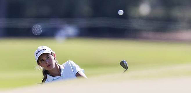 카이 트럼프가 14일 미국 플로리다주 벨에어에서 열린‘디안니카 드리븐 바이 게인브리지 앳 팰리컨’에 출전해 2라운드 7번홀에서 샷 하고 있다. 벨에어 | 로이터연합