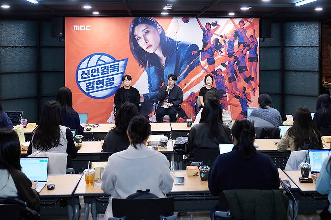 (왼쪽부터) 이재우, 권락희, 최윤영 PD가 17일 서울 마포구 MBC 신사옥에서 진행된 예능 ‘신인감독 김연경’ 기자간담회에서 질의응답을 진행하고 있다. MBC 제공