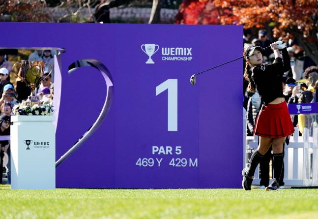 이동은이 1번 홀에서 티샷을 날리고 있다. /사진=위메이드 제공