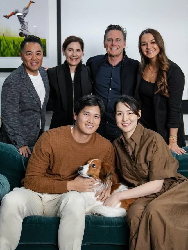 오타니(앞줄 왼쪽)가 14일 NL MVP를 수상하고 아내(오른쪽), 반려견 데코이와 함께 기념촬영을 하고 있다. /사진=오타니 쇼헤이 인스타그램 갈무리