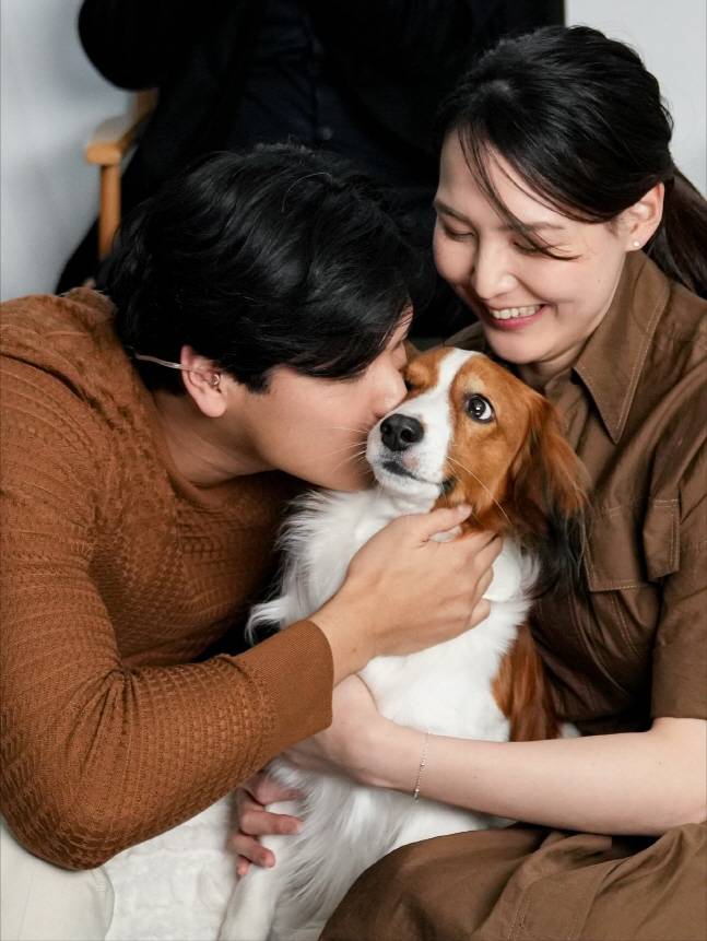 MVP를 수상하고 반려견에게 입을 맞추고 있는 오타니(왼쪽). /사진=오타니 쇼헤이 인스타그램 갈무리