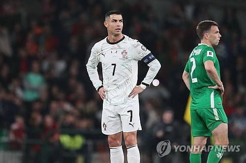 로베르토 마르티네스 감독이 이끄는 포르투갈이 16일(한국시간) 포르투갈 포르투에 있는 에스타디우 두 드라가우에서 열린 아르메니아와의 월드컵 유럽 지역 예선 F조 최종전에서 9-1 대승을 거뒀다. 앞선 아일랜드와의 원정 경기에서 호날두가 다이렉트 퇴장을 당해 이날 경기 출장 정지 징계로 결장한 가운데, 포르투 갈은 호날두 없이 무려 아홉 골을 폭발시키며 대승에 성공했다. 연합뉴스